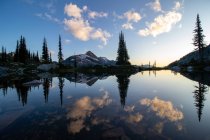 Bellissimo lago in montagna — Foto stock