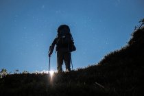 Силует чоловіка з рюкзаком пішохідний в горах — стокове фото