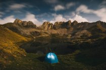 Свет палатки против прочных гор и озера, Пиренеи. — стоковое фото