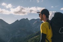 Happy man wearing a backpack hiking by the Pyrenees mountains, Aragon Spain — Stock Photo