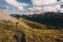 Happy man portant un sac à dos de randonnée dans les Pyrénées, Aragon Espagne — Photo de stock