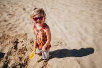 Little kid playing on sand on beach — Stock Photo