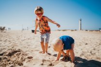 Маленькие дети играют на песке на пляже — стоковое фото