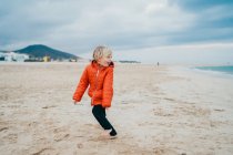 Маленька дитина грає на піску на пляжі — стокове фото