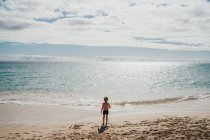 Kleines Kind spielt auf Sand am Strand — Stockfoto