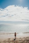 Kleines Kind spielt auf Sand am Strand — Stockfoto