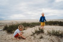Kleine Kinder spielen auf Sand am Strand — Stockfoto