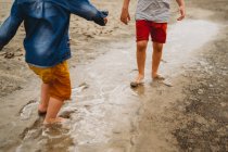 Bambini piccoli che giocano sulla sabbia sulla spiaggia — Foto stock
