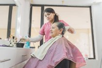 Eine erwachsene Frau bekommt einen Haarschnitt. In einem spezialisierten Schönheits- und Wellnesszentrum. — Stockfoto