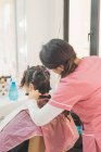 Mulher adulta a cortar o cabelo. Em um centro especializado de beleza e spa. — Fotografia de Stock