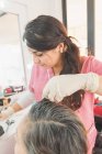 Femme adulte se faire couper les cheveux. Dans un centre spécialisé beauté et spa. — Photo de stock