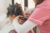 Eine erwachsene Frau bekommt einen Haarschnitt. In einem spezialisierten Schönheits- und Wellnesszentrum. — Stockfoto