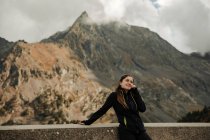 Junge Frau mit Rucksack am Berg — Stockfoto
