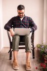 Человек с помощью ноутбука дома — стоковое фото