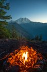 Nahaufnahme eines Lagerfeuers in den Bergen — Stockfoto