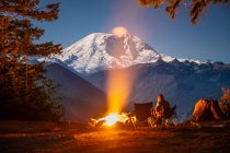 Casal acampar em uma paisagem de montanha nas montanhas — Fotografia de Stock