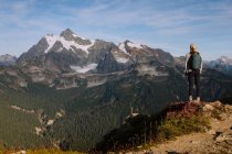 Wanderer mit Rucksack und einem Berg im Hintergrund — Stockfoto