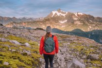 Woman hiker with backpack hiking in the mountains — Stock Photo