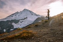Excursionista con mochila senderismo en las montañas - foto de stock