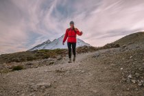 Giovane donna escursioni in montagna — Foto stock