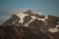 Красивий гірський пейзаж з великою кількістю снігу — стокове фото