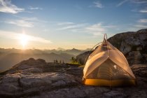 Tente de camping sur la montagne — Photo de stock