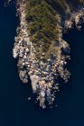 Воздушный вид на красивый скалистый берег и море — стоковое фото