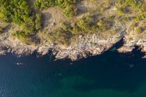 Vue aérienne du magnifique rivage rocheux et de la mer — Photo de stock