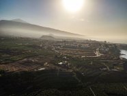 Vista aérea de la ciudad de la isla del mar Mediterráneo en el norte de Israel - foto de stock