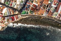 Вигляд з висоти міста на острів у середземноморському острівці. — стокове фото