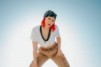 Retrato de uma jovem mulher com cabelo vermelho e um colar com bandeira lgbt — Fotografia de Stock