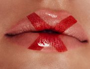 Belo close-up com lábios femininos rechonchudos com maquiagem cor de ouro. Moda celebra a maquilagem, glitter cosmético. Estilo de Natal brilhante. Maquiagem metálica — Fotografia de Stock