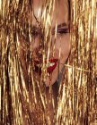 Moda Beleza Menina Retrato Isolado em dourado Natal brilhante bokeh luzes fundo. Maquiagem de glamour. Jóias de ouro. Penteado. Morena sedutora com batom vermelho sensual olhando para a câmera . — Fotografia de Stock