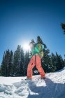 Людина з рюкзаком на снігу в горах — стокове фото