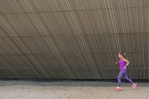 Giovane donna che fa esercizi di stretching per strada — Foto stock