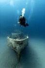 Escena submarina con buceador y mar - foto de stock