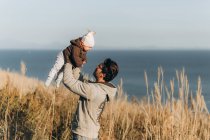 Pai e filho na praia — Fotografia de Stock