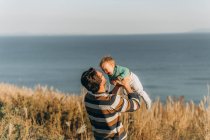 Pai e filho na praia — Fotografia de Stock