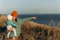 Jeune couple amoureux sur la plage — Photo de stock