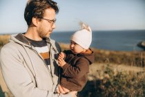 Père et fils s'amusent à l'extérieur — Photo de stock