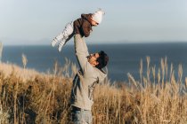 Pareja joven enamorada en la playa - foto de stock