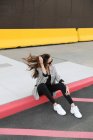 Giovane donna che fa esercizi di stretching per strada. — Foto stock