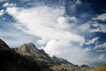 Picos en el Valle de Canfranc, Aragón, Pirineos en España. - foto de stock