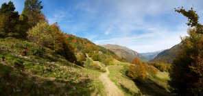 Herbstpanorama im Aspe-Tal, Pyrenäen in Frankreich. — Stockfoto