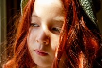 Портрет красивої молодої дівчини з довгим волоссям — стокове фото