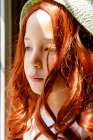 Портрет красивой молодой женщины с длинными волосами — стоковое фото