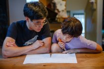 Vater und Sohn lesen Buch zu Hause — Stockfoto