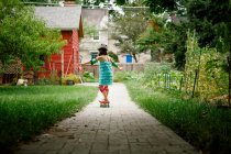 Kleines Mädchen mit Rucksack auf der Straße — Stockfoto