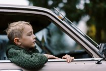Маленький мальчик в машине — стоковое фото