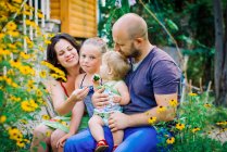 Портрет щасливої сім'ї в саду вдома — стокове фото